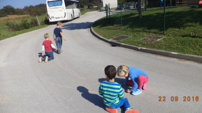 Risali s kredo po asfaltu pri vrtcu.