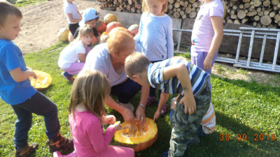 Babi od Taje je tudi prinesla bučo, ki smo jo izdolbli in zbirali semena.