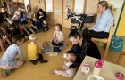 Obiskali sta nas mamici z dojenčkom in malčico ter strokovna delavka iz Zdravstveno-vzgojnega centra